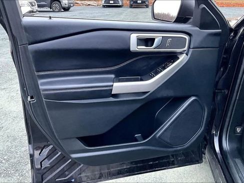 Used 2022 Ford Explorer XLT w/ Equipment Group 202A image 9