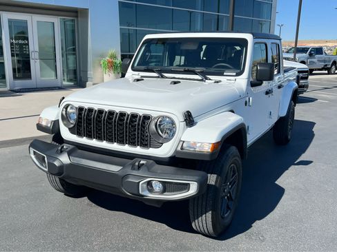 Used 2024 Jeep Gladiator Sport AWD/4WD image 2