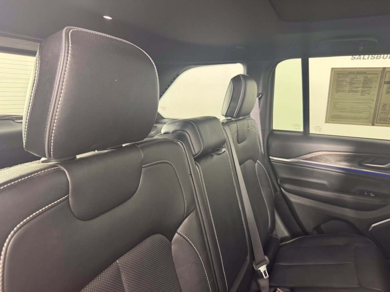 Used 2023 Jeep Grand Cherokee Overland AWD/4WD image 37