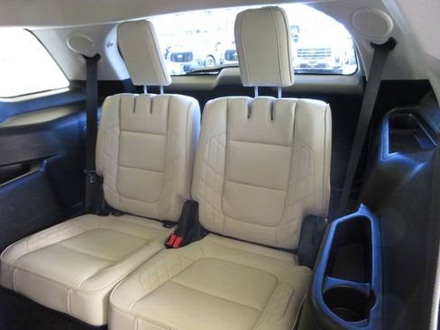 Used 2016 Ford Explorer Platinum image 27
