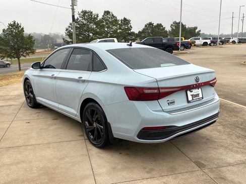 Used 2025 Volkswagen Jetta SE image 4