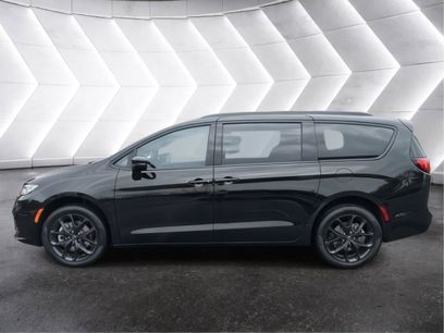 New 2026 Chrysler Pacifica Select w/ S Appearance Package