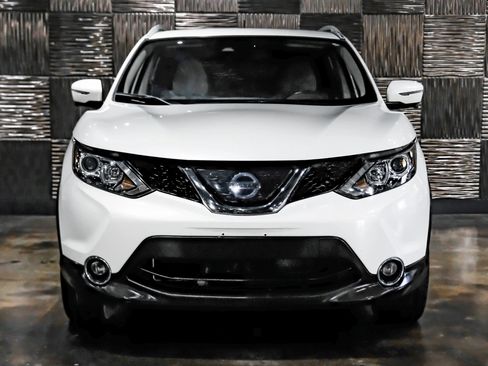 Used 2019 Nissan Rogue Sport SV w/ Technology Package FWD image 2