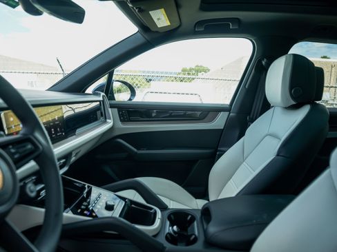 Certified 2025 Porsche Cayenne E-Hybrid image 23