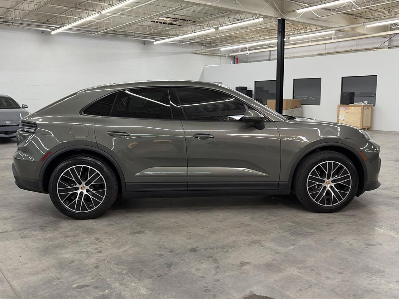Used 2025 Porsche Macan Electric w/ Premium Package RWD image 7
