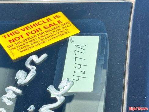 Used 2023 Toyota Corolla SE w/ Carpet Mat Package (TMS) image 11