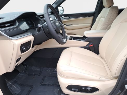 Used 2025 Jeep Grand Cherokee Limited image 16