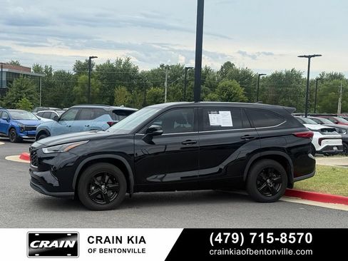 Used 2022 Toyota Highlander LE AWD/4WD image 4