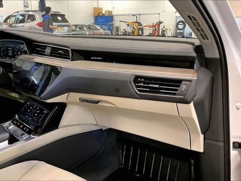 Certified 2024 Audi Q8 e-tron Premium Plus w/ Premium Plus Package AWD/4WD image 16