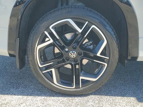 Used 2025 Volkswagen Tiguan SEL R-Line image 5