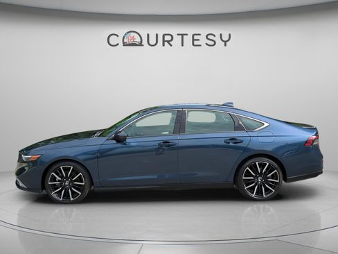 Used 2023 Honda Accord Touring image 4