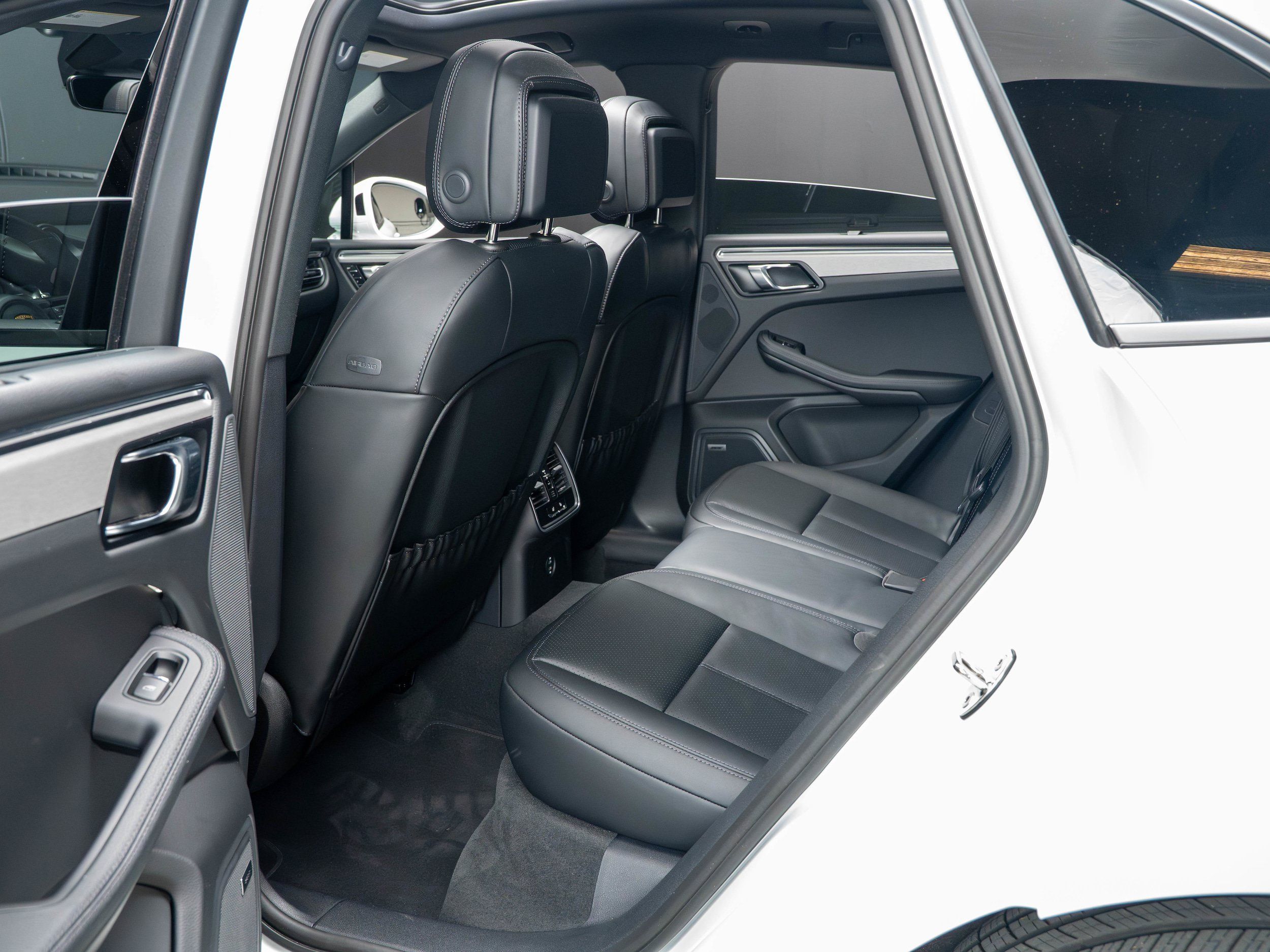 Certified 2026 Porsche Macan AWD/4WD image 36
