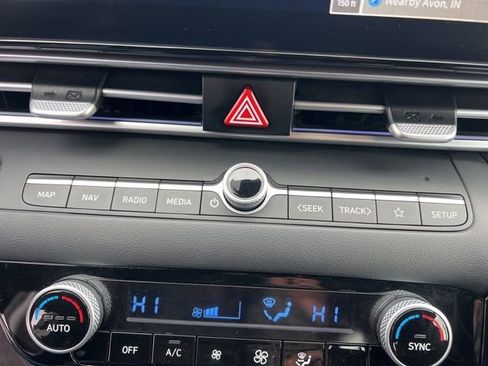 Used 2025 Hyundai Elantra SEL image 21