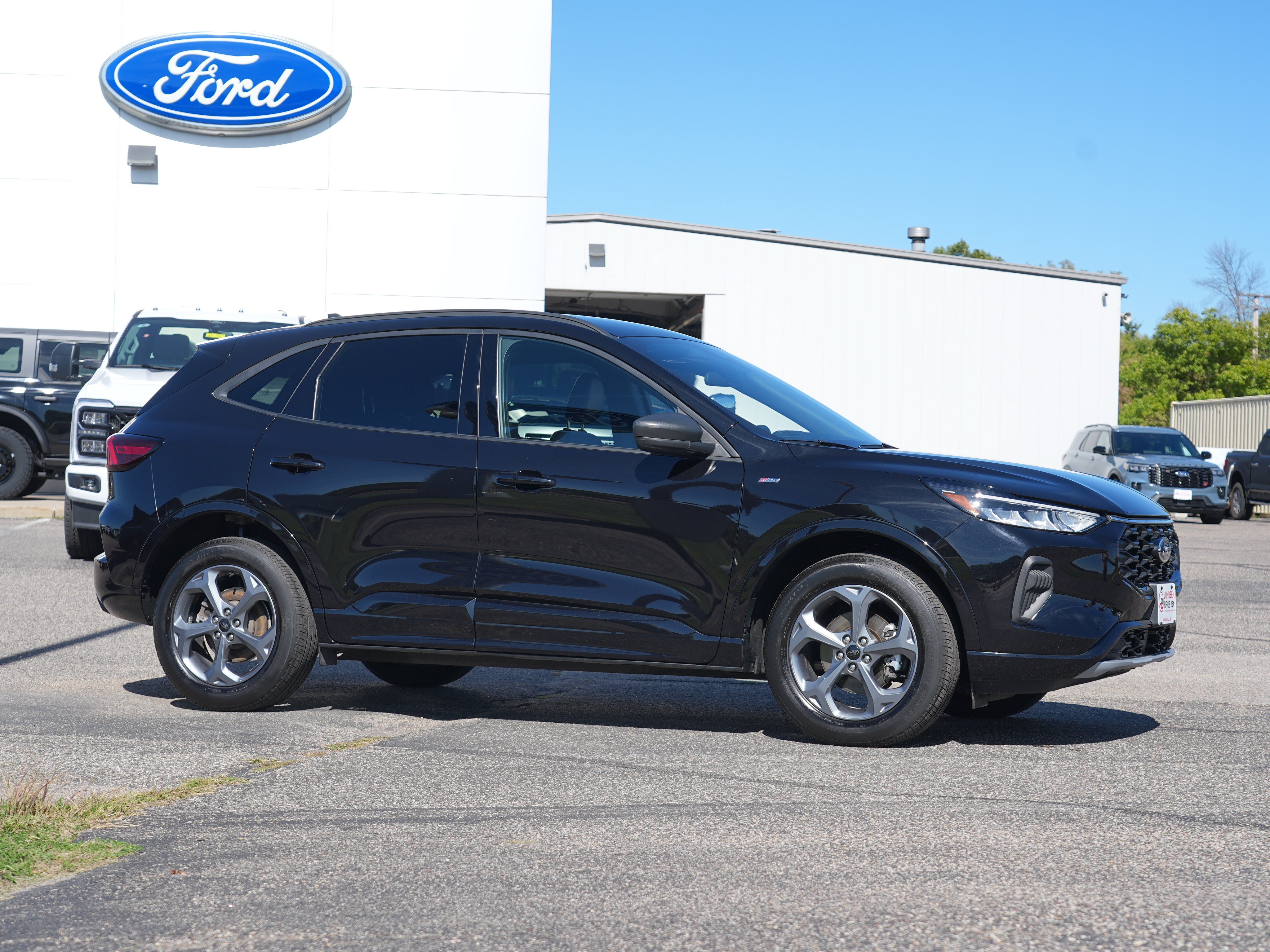 Used 2024 Ford Escape ST-Line w/ Tech Pack #1 AWD/4WD image 2