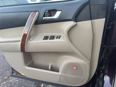 Used 2013 Toyota Highlander Limited image 23