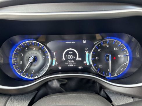 Used 2024 Chrysler Pacifica Touring-L FWD image 32