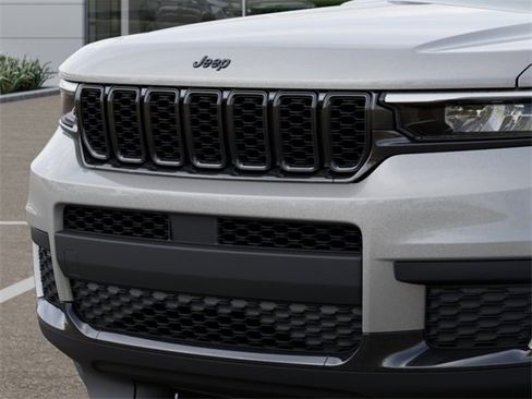 New 2025 Jeep Grand Cherokee L Altitude image 11