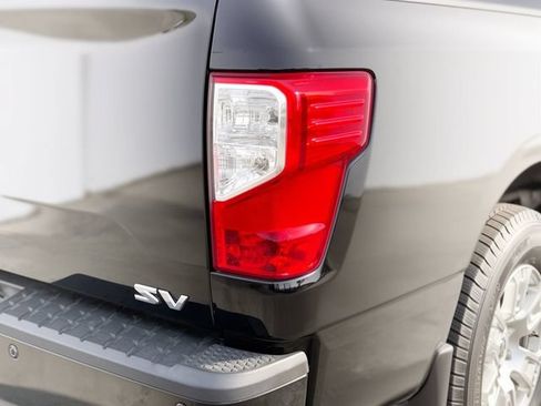 Used 2018 Nissan Titan SV w/ SV Convenience Package RWD image 10