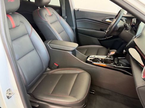 Certified 2024 Chevrolet Trax RS w/ Sunroof Package FWD image 15