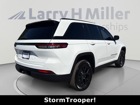 Used 2025 Jeep Grand Cherokee Altitude AWD/4WD image 5