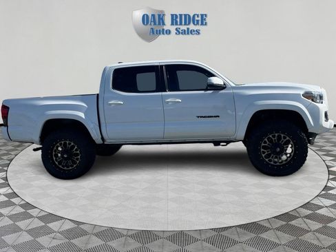 Used 2019 Toyota Tacoma TRD Sport AWD/4WD image 4