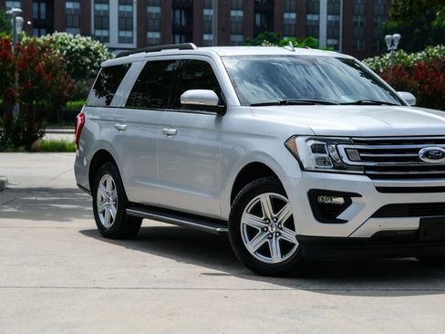 Used 2018 Ford Expedition XLT RWD image 2
