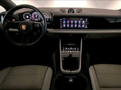Used 2025 Porsche Cayenne image 17