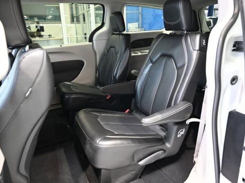 Used 2024 Chrysler Pacifica Touring-L image 11