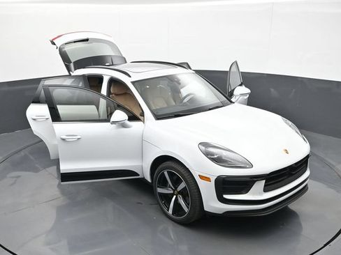 Certified 2025 Porsche Macan AWD/4WD image 32