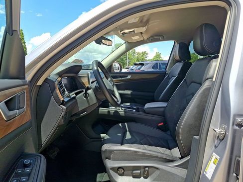 Used 2025 Volkswagen Atlas SE FWD image 13