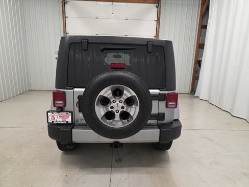 Used 2017 Jeep Wrangler Unlimited Sahara w/ Dual Top Group AWD/4WD image 5