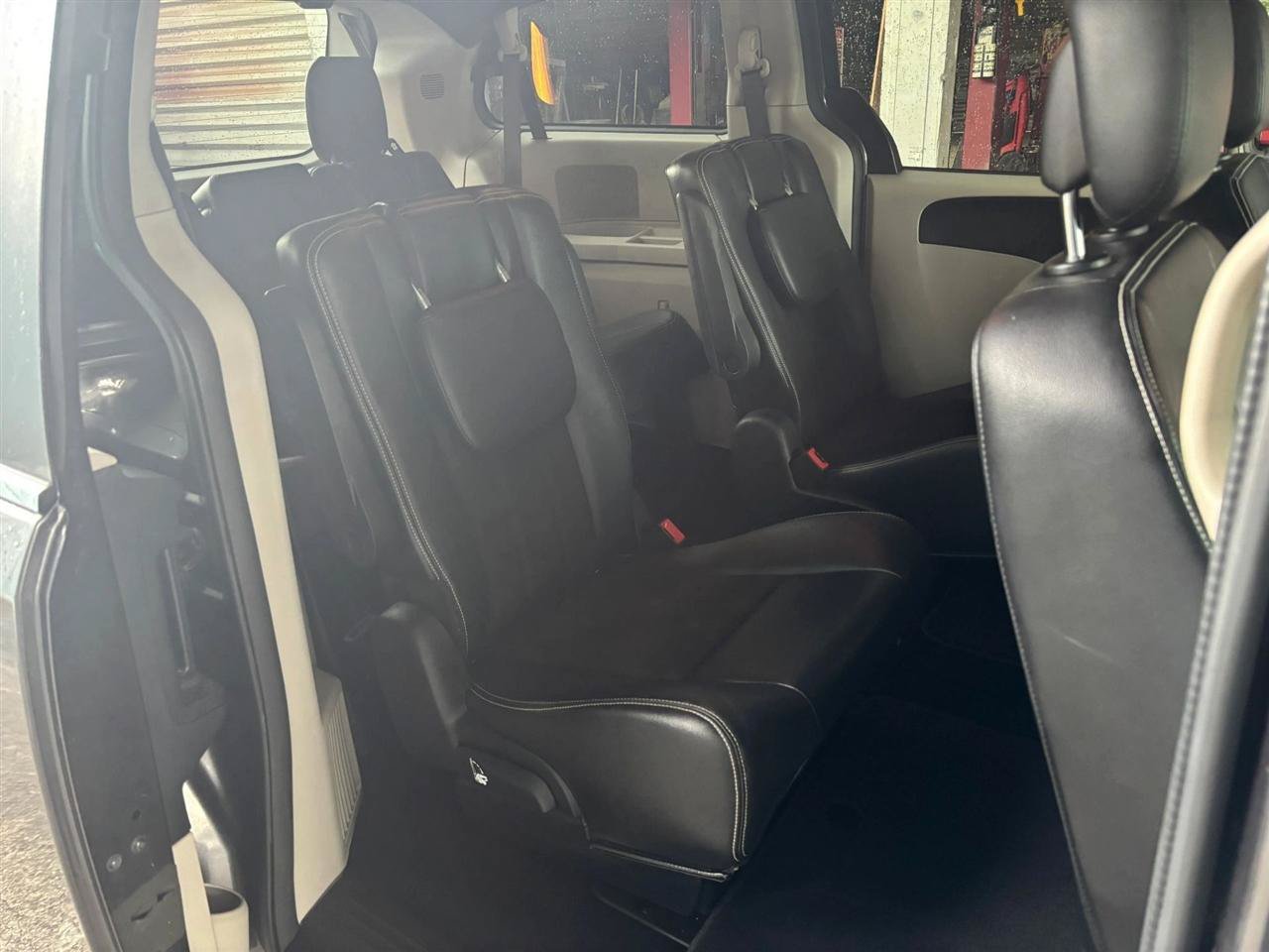 Used 2020 Dodge Grand Caravan SXT FWD image 14