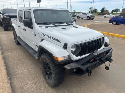 Used 2025 Jeep Gladiator Sport AWD/4WD image 4