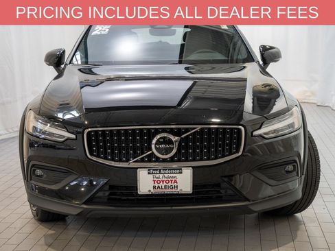 Used 2025 Volvo V60 B5 Cross Country Plus AWD/4WD image 2
