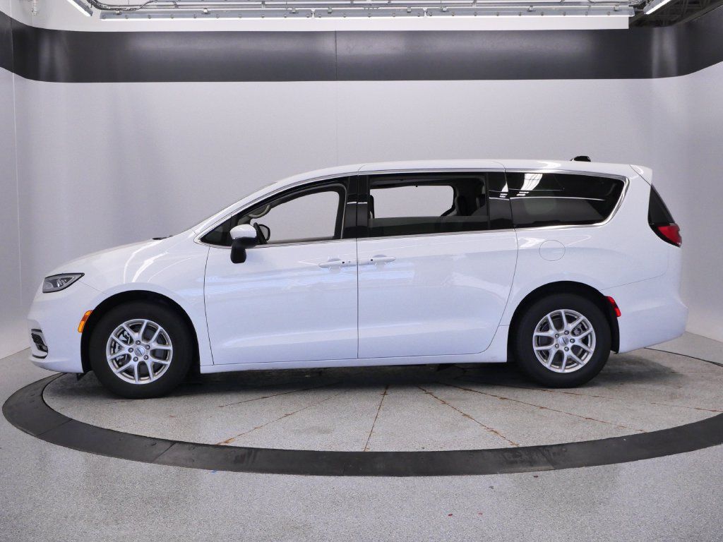 Certified 2023 Chrysler Pacifica Touring-L FWD image 2