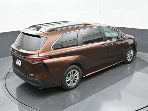 Used 2022 Toyota Sienna XLE image 38