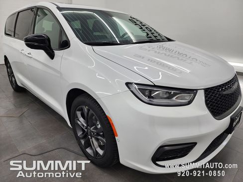 New 2026 Chrysler Pacifica Select image 2