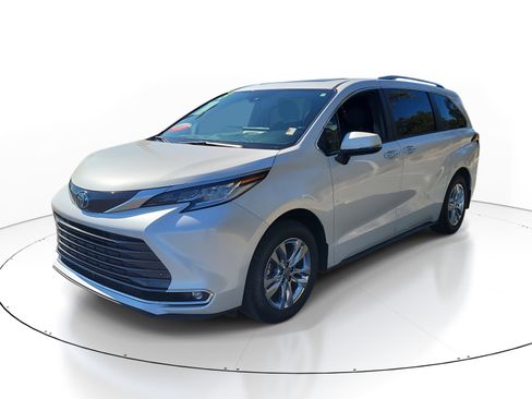 Used 2025 Toyota Sienna Limited image 3