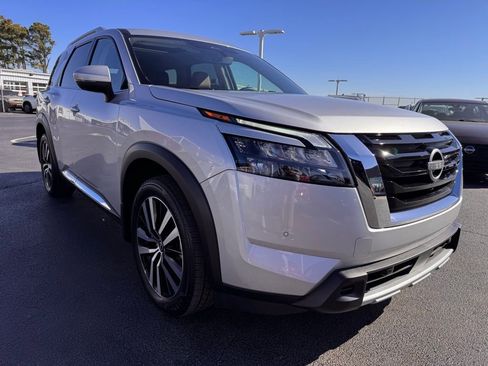 Used 2025 Nissan Pathfinder Platinum w/ Cargo Package image 7