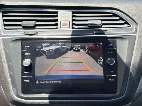 Used 2023 Volkswagen Tiguan SE w/ Panoramic Sunroof Package FWD image 17