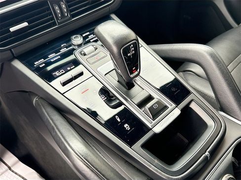 Used 2019 Porsche Cayenne Turbo w/ Premium Plus Package image 17