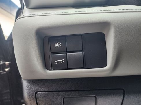 Used 2020 Toyota Highlander XLE image 32