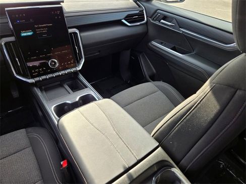 Used 2025 GMC Acadia Elevation image 17