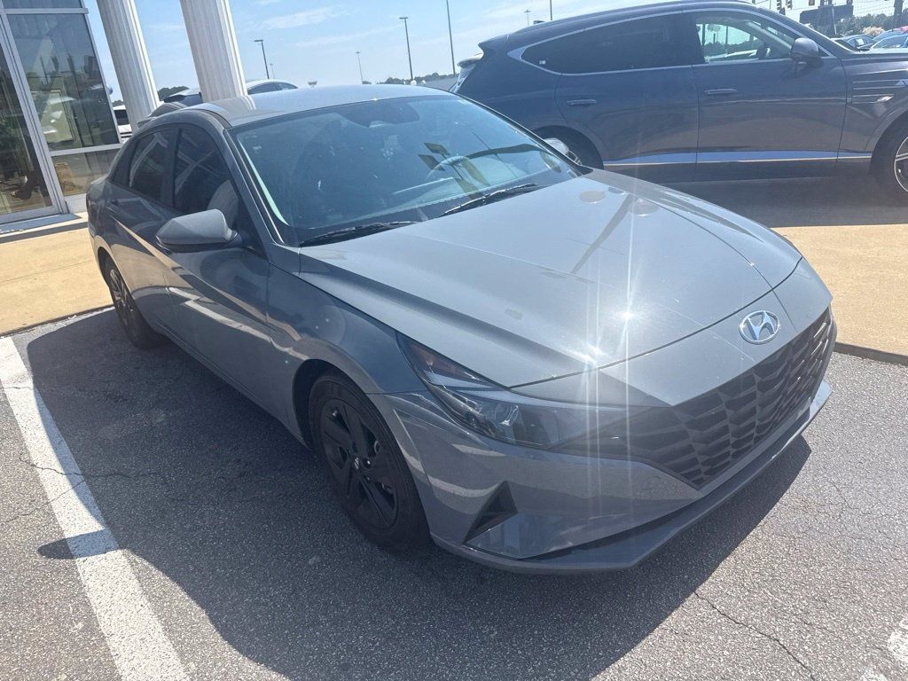 Used 2023 Hyundai Elantra SEL w/ Cargo Package FWD image 5