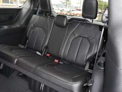 New 2026 Chrysler Pacifica Select image 16
