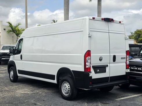 Used 2024 RAM ProMaster 2500 w/ Convenience Group FWD image 4
