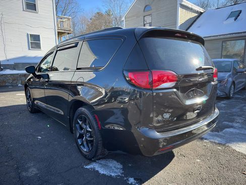 Used 2019 Chrysler Pacifica Touring-L w/ S Appearance Package image 5