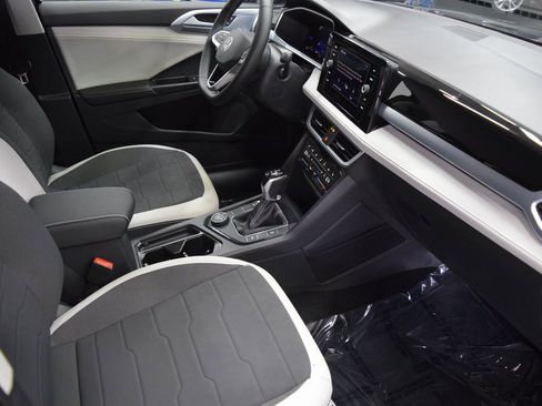 New 2025 Volkswagen Taos SE image 7