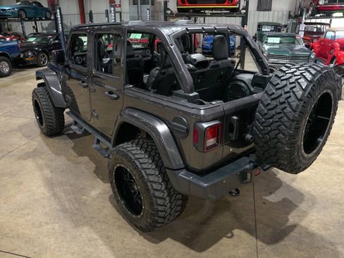 Used 2019 Jeep Wrangler Unlimited Sahara w/ Uconnect 4C Nav & Sound Group AWD/4WD image 16