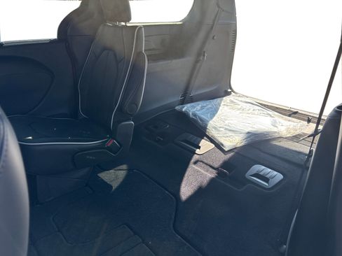 New 2026 Chrysler Pacifica Limited image 10